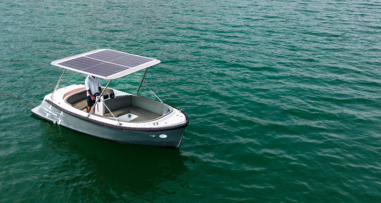 Solar Photovoltaik Dach Boot am Wörthersee