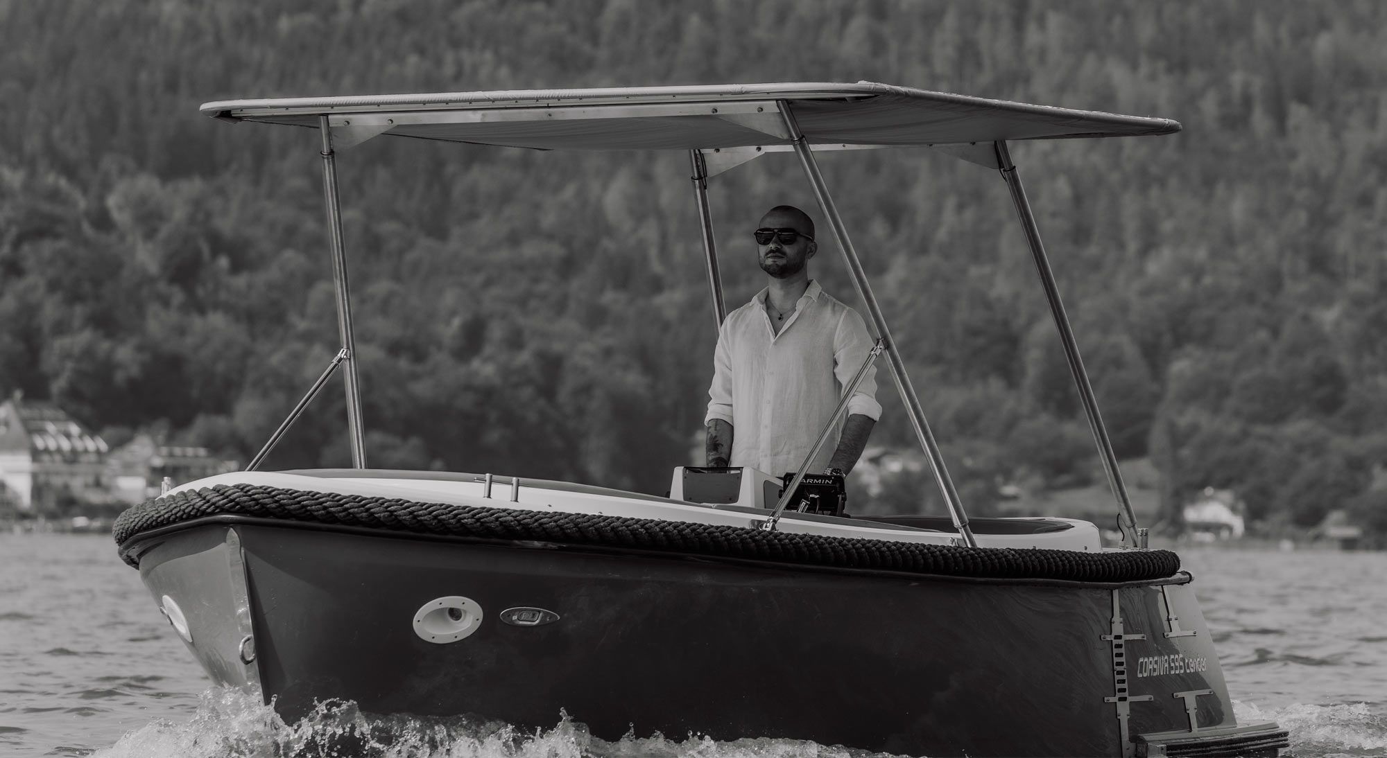 Boot mit Photovoltaik Dachmodul am Wörthersee